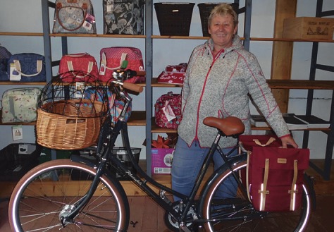 Einige Fahrräder verkauft Sabine Früchtenicht bei ihrem Adventsmarkt in der Fahrradscheune in Neuendeich zu Sonderpreisen Foto: Skibbe