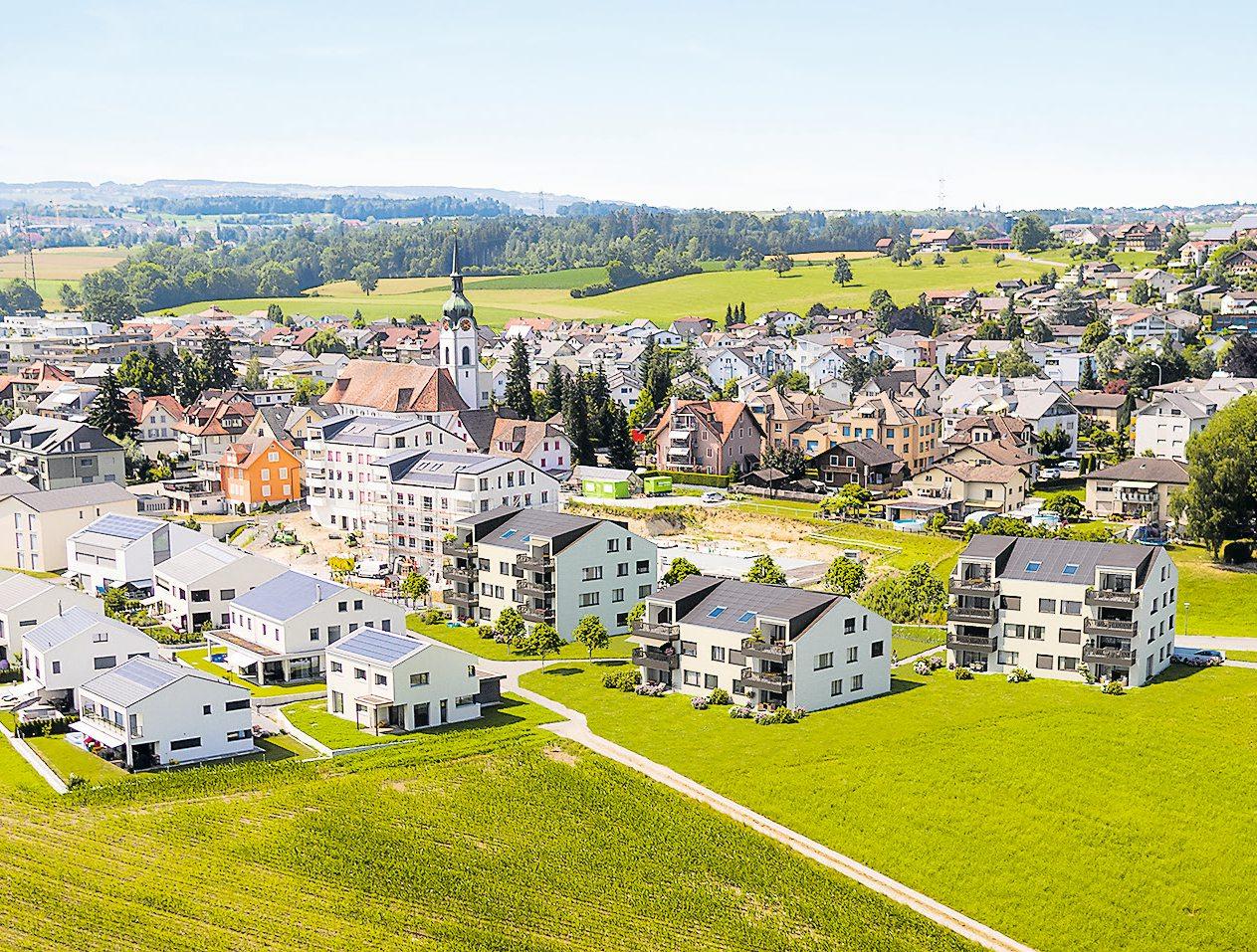 Mit Blick ins Grüne: Am Dorfrand entstehen die neuen Wohnungen. Bild: PD