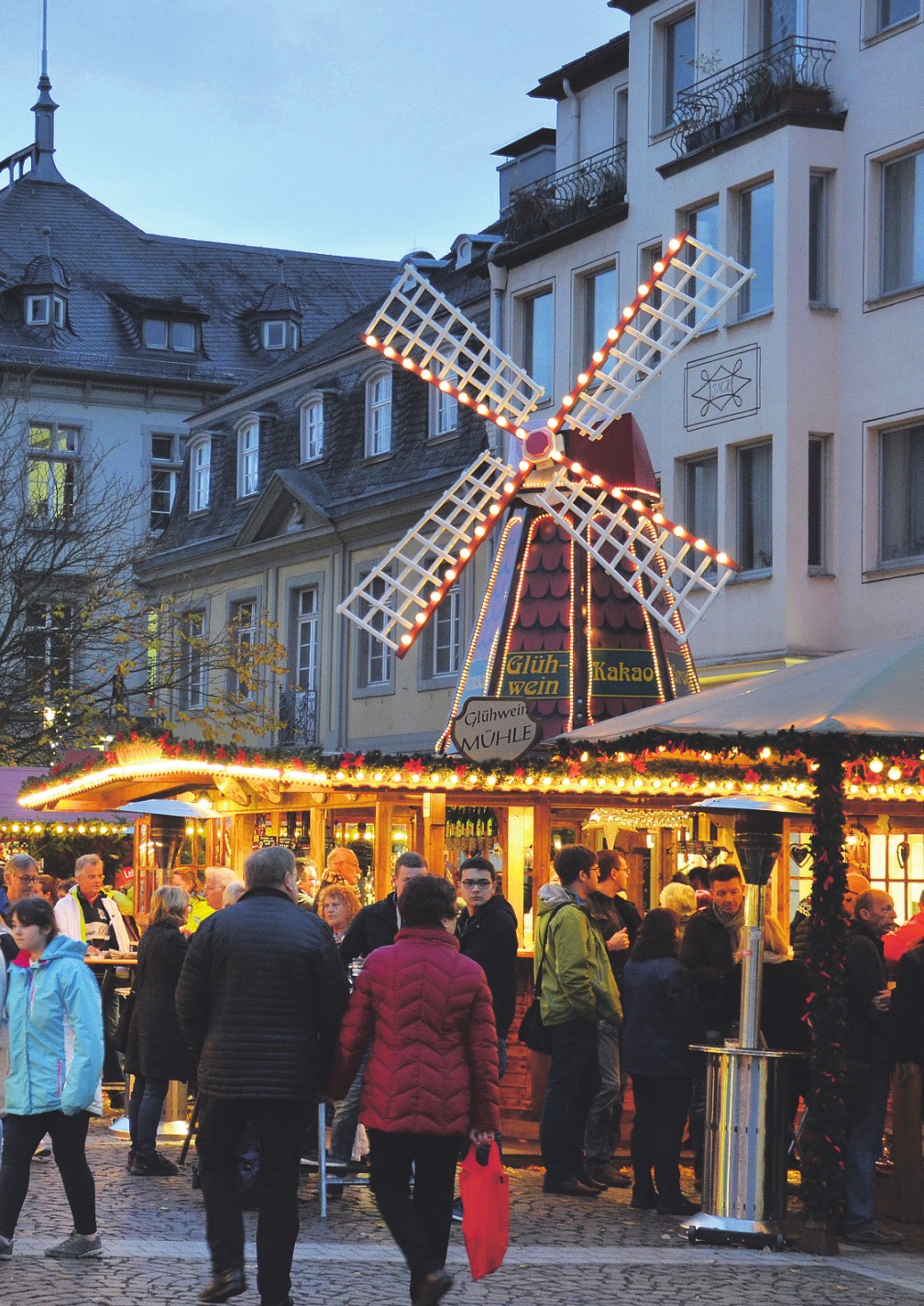 Der Brühler Weihnachtsmarkt hat bis zum 24. Dezember geöffnet. Am 9. Dezember ist zudem verkaufsoffener Sonntag. Foto: Kämpf Der Brühler Weihnachtsmarkt hat bis zum 24. Dezember geöffnet. Am 9. Dezember ist zudem verkaufsoffener Sonntag. Foto: Kämpf