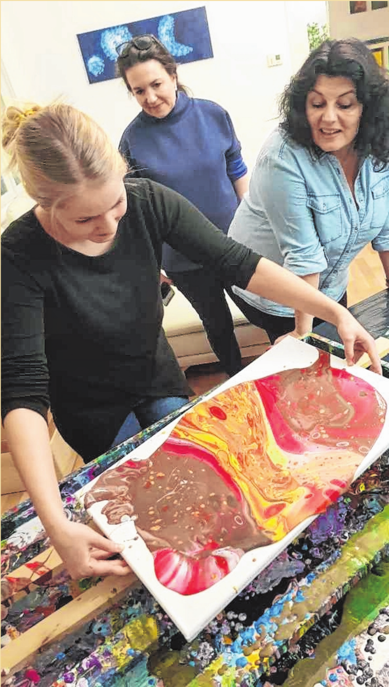 Ein neues Kunstwerk entsteht beim „How-to-Workshops“. Auf dem Foto zu sehen von links: Eva Kirchner, Jacqueline Edgü-Mihm und Ulrike Lochner-Erhard. FOTO: SEBASTIAN BÜNNER, WIRTSCHAFTSJUNIOREN Ein neues Kunstwerk entsteht beim „How-to-Workshops“. Auf dem Foto zu sehen von links: Eva Kirchner, Jacqueline Edgü-Mihm und Ulrike Lochner-Erhard. FOTO: SEBASTIAN BÜNNER, WIRTSCHAFTSJUNIOREN