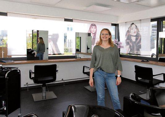 Friseurmeisterin Bettina Müller freut sich, ihre Kundinnen und Kunden im neuen Ambiente zu empfangen. Bilder: Uhland2 Friseurmeisterin Bettina Müller freut sich, ihre Kundinnen und Kunden im neuen Ambiente zu empfangen. Bilder: Uhland2
