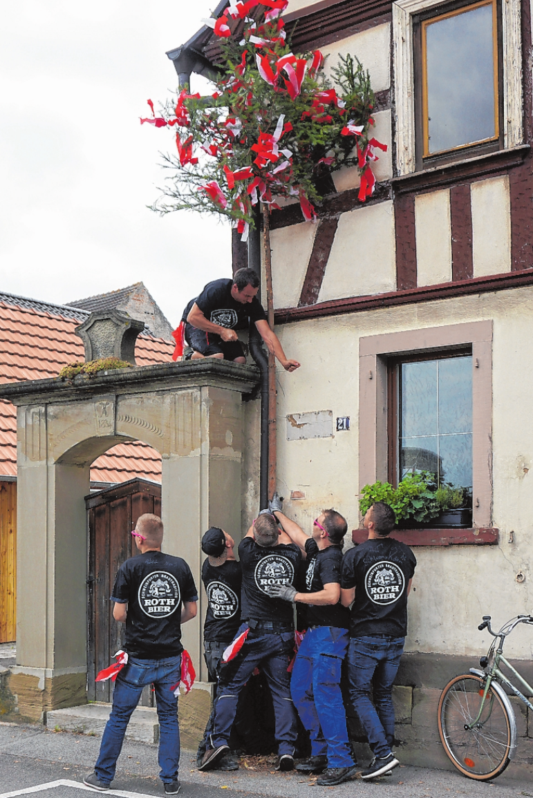 Bevor der Planbaum aufgerichtet wird, schmücken die Fichtenburschen die ehemaligen Wirtshäuser am Plan. FOTO: U. LUX Bevor der Planbaum aufgerichtet wird, schmücken die Fichtenburschen die ehemaligen Wirtshäuser am Plan. FOTO: U. LUX