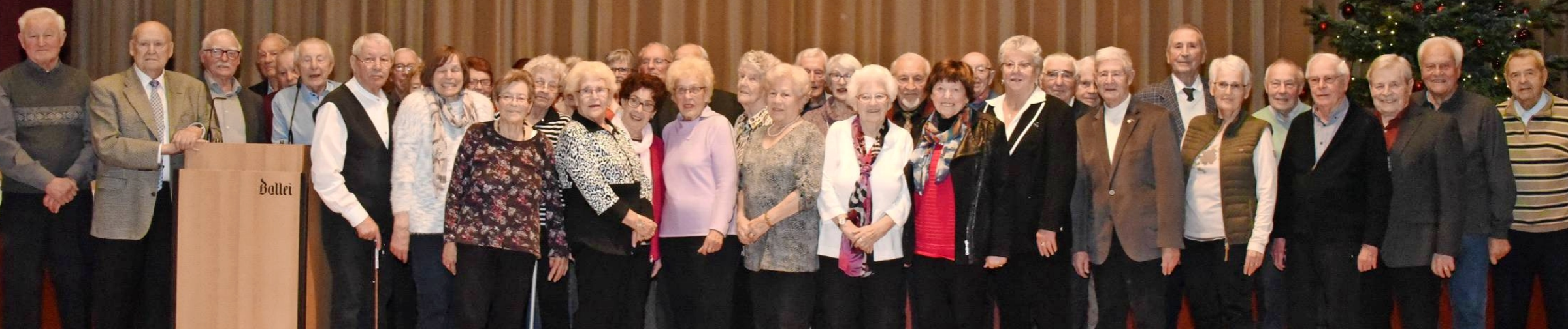 Wenn sich die über 80-jährigen Teilnehmer der Jahresabschlussfeier der Sport-Union zum traditionellen Foto versammeln, wird es Jahr um Jahr enger auf der Bühne. Wenn sich die über 80-jährigen Teilnehmer der Jahresabschlussfeier der Sport-Union zum traditionellen Foto versammeln, wird es Jahr um Jahr enger auf der Bühne.