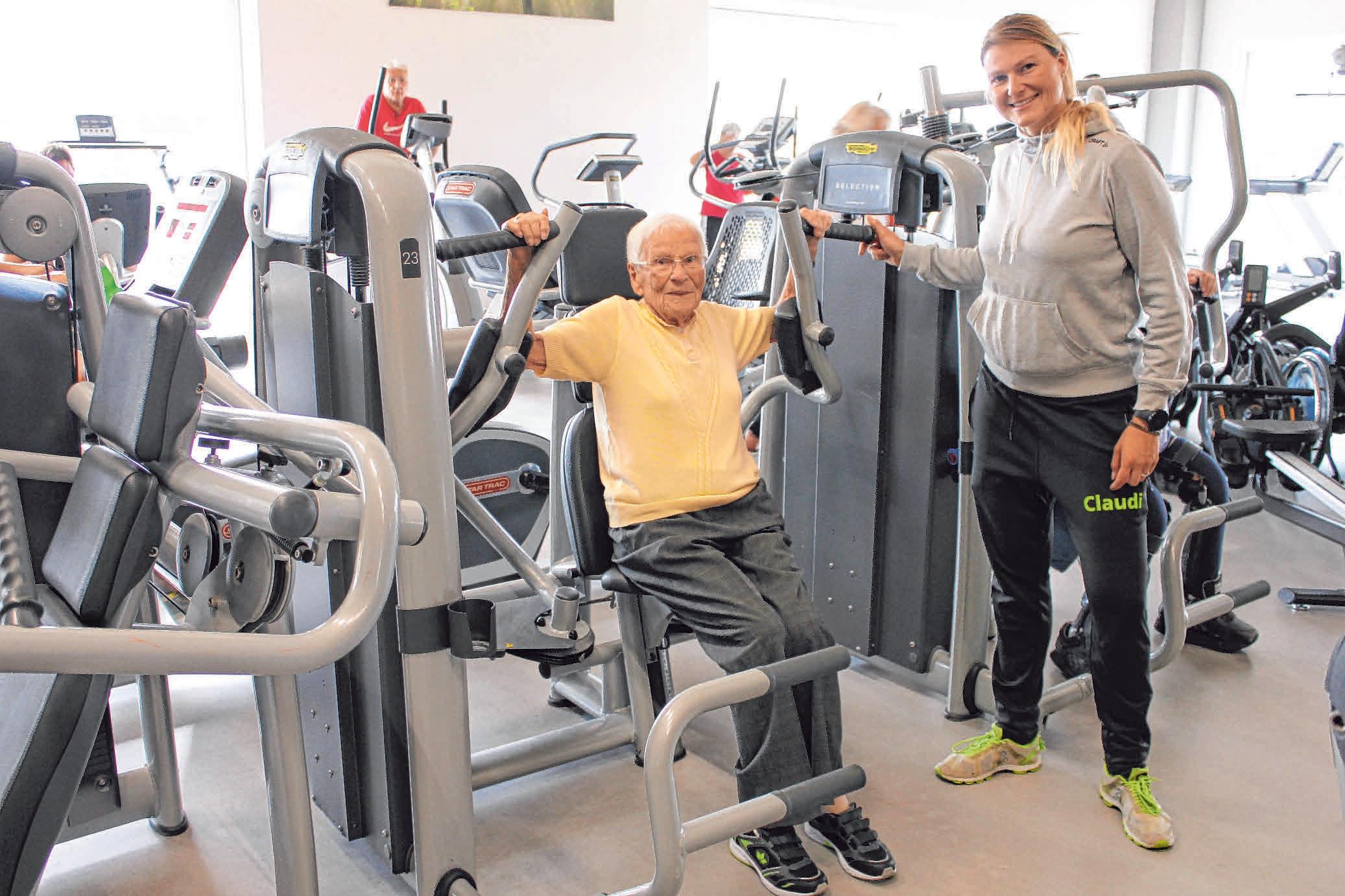 Die 95-jährige Maria Pfeffer, angeleitet von Claudia Heinzelmann, hat sich mit Training ihre Mobilität zurückgeholt. FOTO: SABINE RÖSCH Die 95-jährige Maria Pfeffer, angeleitet von Claudia Heinzelmann, hat sich mit Training ihre Mobilität zurückgeholt. FOTO: SABINE RÖSCH