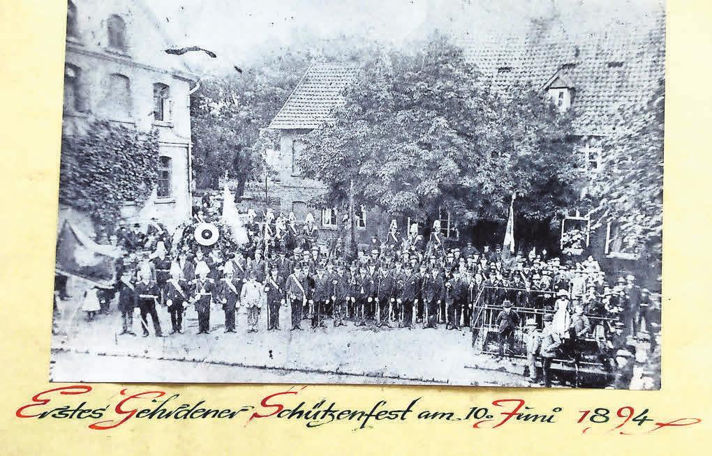 Sogar ein Foto aus dem Gründungsjahr befindet sich noch im Besitz der Gehrdener Schützen – zeigt eine Szene vom ersten Schützenfest am 10. Juni 1894. Sogar ein Foto aus dem Gründungsjahr befindet sich noch im Besitz der Gehrdener Schützen – zeigt eine Szene vom ersten Schützenfest am 10. Juni 1894.