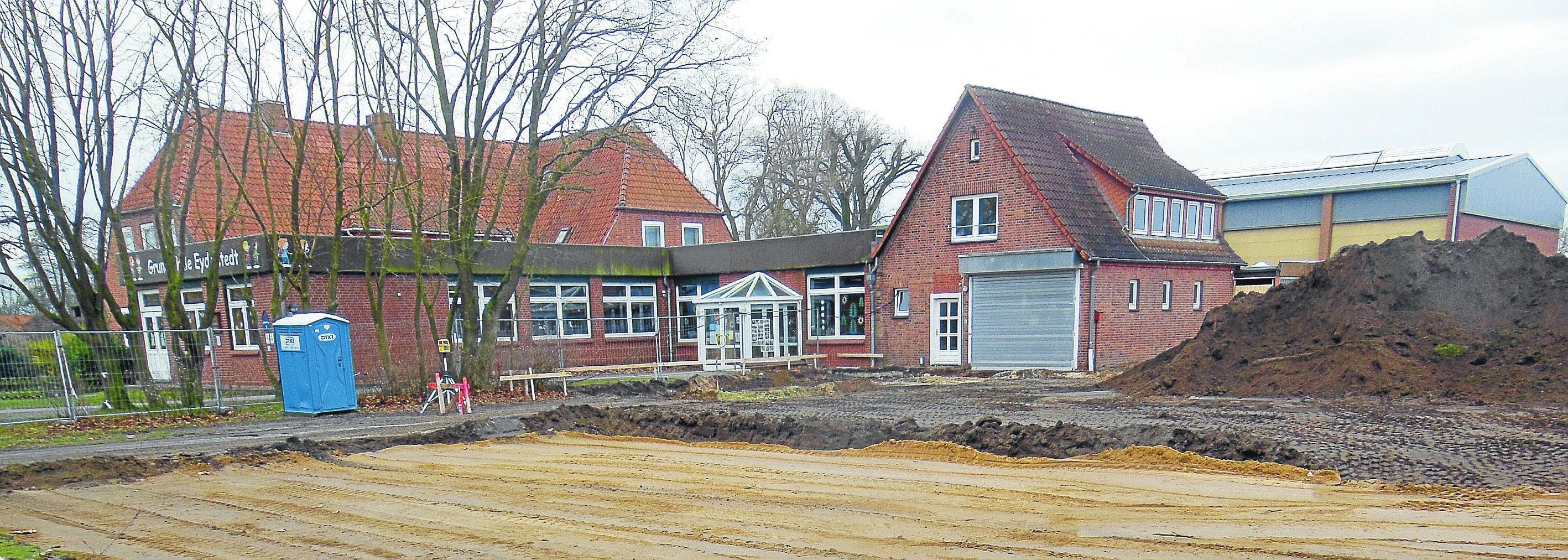 Ein Blick zurück: So sah die in die Jahre gekommene Grundschule Eydelstedt vor Baubeginn aus. Foto: Emke