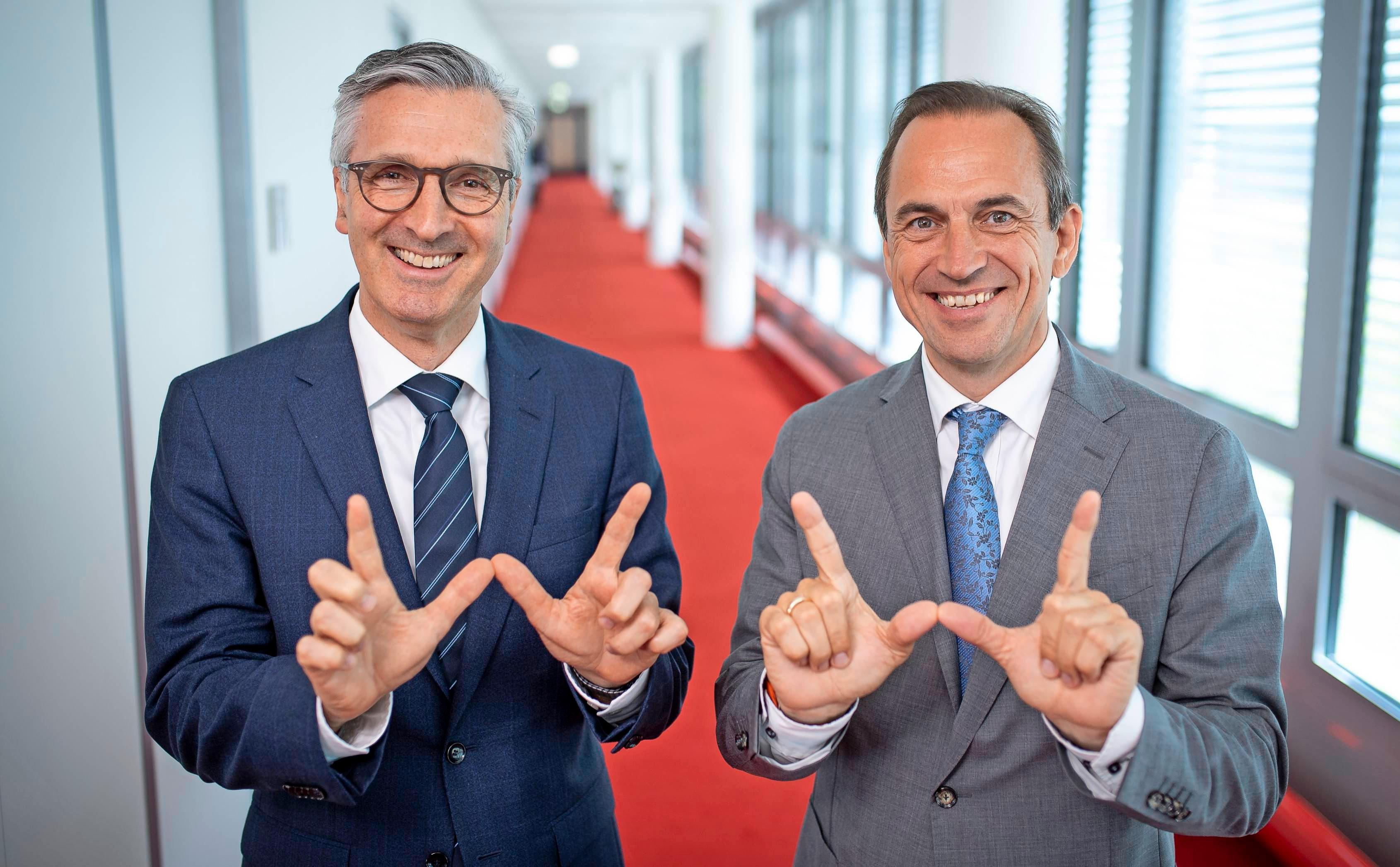 Das W als Zeichen für gelebte Werte: Robert Friedmann (links) und Norbert Heckmann. Foto: Peter Petter Das W als Zeichen für gelebte Werte: Robert Friedmann (links) und Norbert Heckmann. Foto: Peter Petter