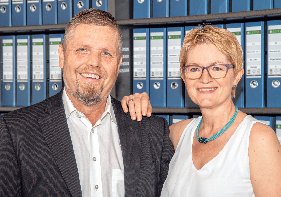 Rudolf und Angelika Hörmann haben die heutige Hörmann GmbH im Jahr 1988 gemeinsam gegründet. Rudolf Hörmann gibt die Geschäftsführung nun an seine Tochter ab, ist aber - genau wie seine Ehefrau - weiterhin im Familienunternehmen tätig. FOTOS: REINER LÖBE Rudolf und Angelika Hörmann haben die heutige Hörmann GmbH im Jahr 1988 gemeinsam gegründet. Rudolf Hörmann gibt die Geschäftsführung nun an seine Tochter ab, ist aber - genau wie seine Ehefrau - weiterhin im Familienunternehmen tätig. FOTOS: REINER LÖBE