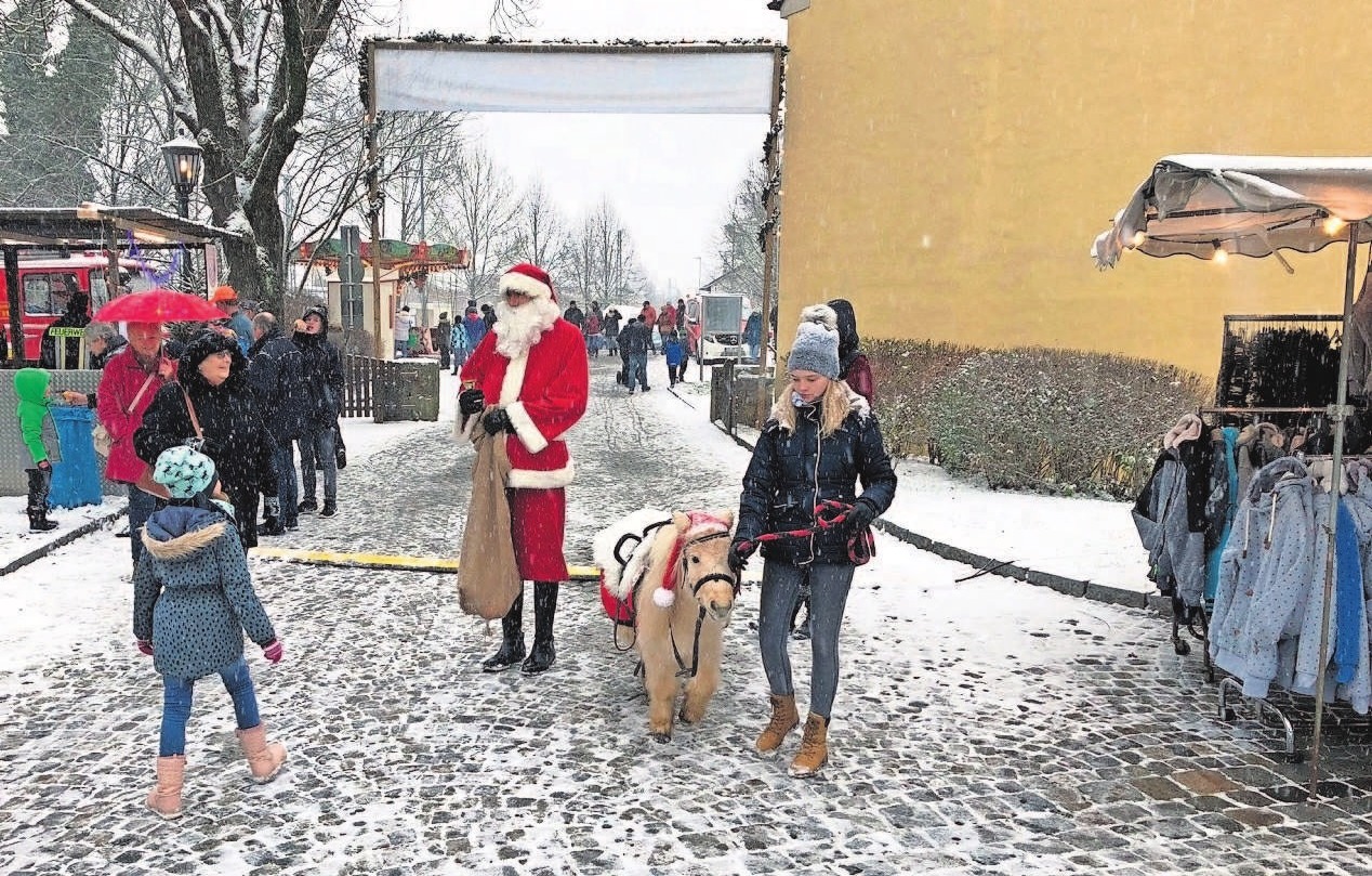 Der Weihnachtsmarkt mit guter Unterhaltung und vielen Überraschungen wird sicher erneut zum Besuchermagneten für Groß und Klein. Fotos: Stadt Rödental Der Weihnachtsmarkt mit guter Unterhaltung und vielen Überraschungen wird sicher erneut zum Besuchermagneten für Groß und Klein. Fotos: Stadt Rödental