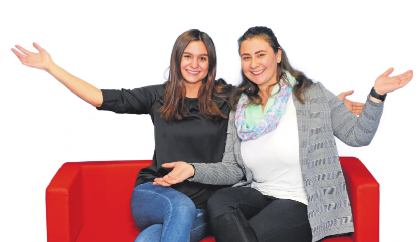 Selin Cetin (l.) und Vanessa Szymczak helfen gerne Menschen. Offene und freundliche Kommunikation ist eine ihrer Stärken.                FOTO: STEPHAN WALLOCHA