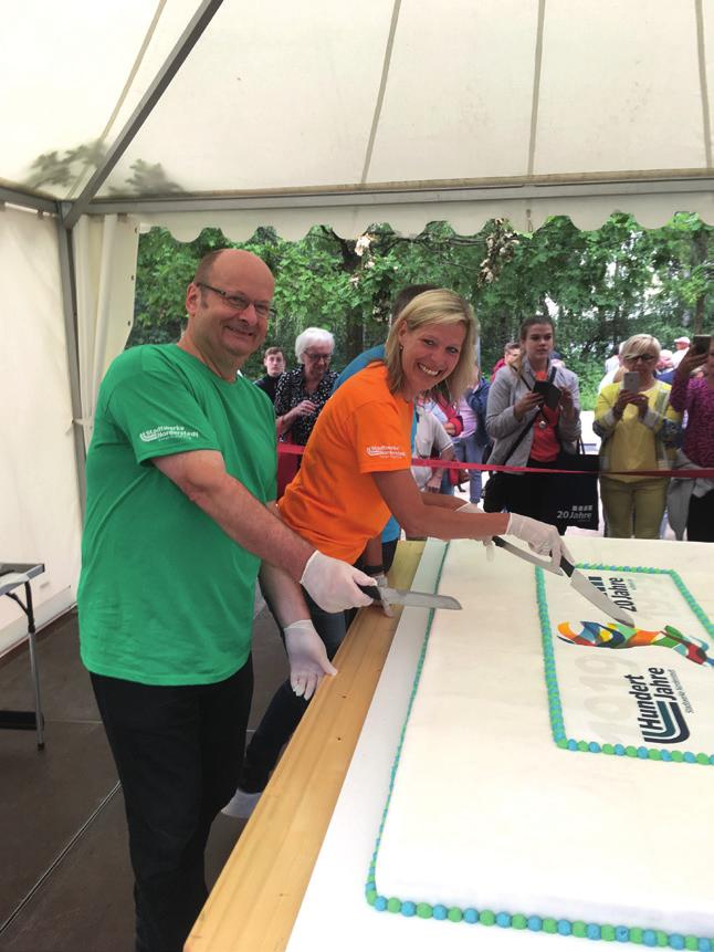 Werkleiter Jens Seedorff und Oberbürgermeisterin Elke Christina Roeder schneiden die Torte an zum 100-jährigen Bestehen der Stadtwerke...