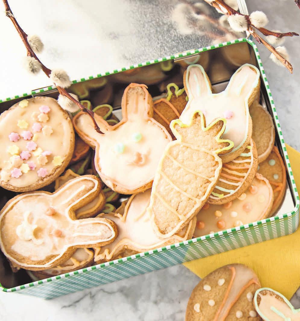 Zitronenplätzchen tummeln sich in einer Keksdose auf dem Ostertisch. Was sonst Weihnachten versüßt, funktioniert auch Ostern. Foto: Christin Klose, dpa-mag Zitronenplätzchen tummeln sich in einer Keksdose auf dem Ostertisch. Was sonst Weihnachten versüßt, funktioniert auch Ostern. Foto: Christin Klose, dpa-mag