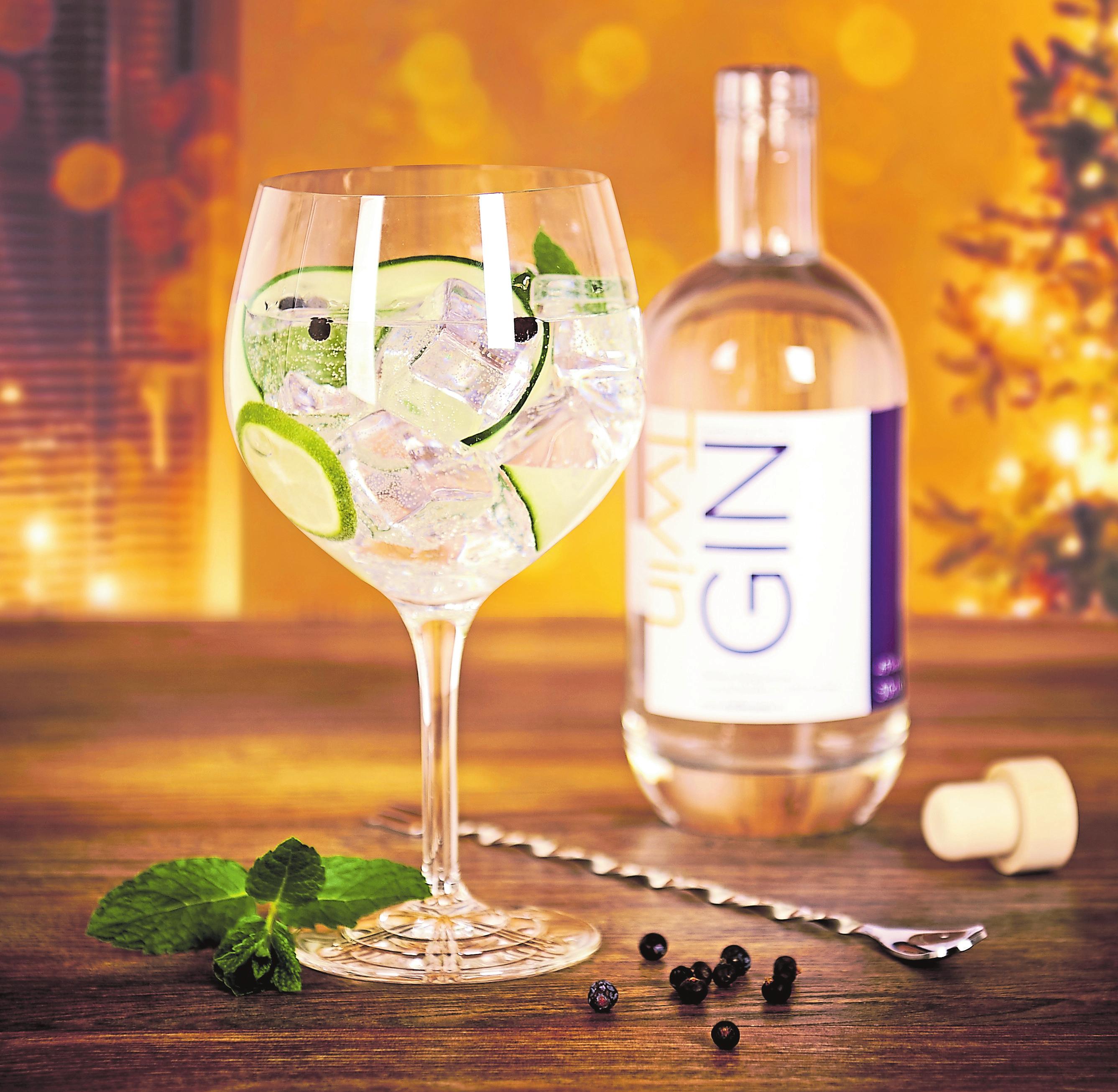 Beim Twin Gin werden 17 verschiedene Kräuter während 24 Stunden im Alkohol mazeriert.