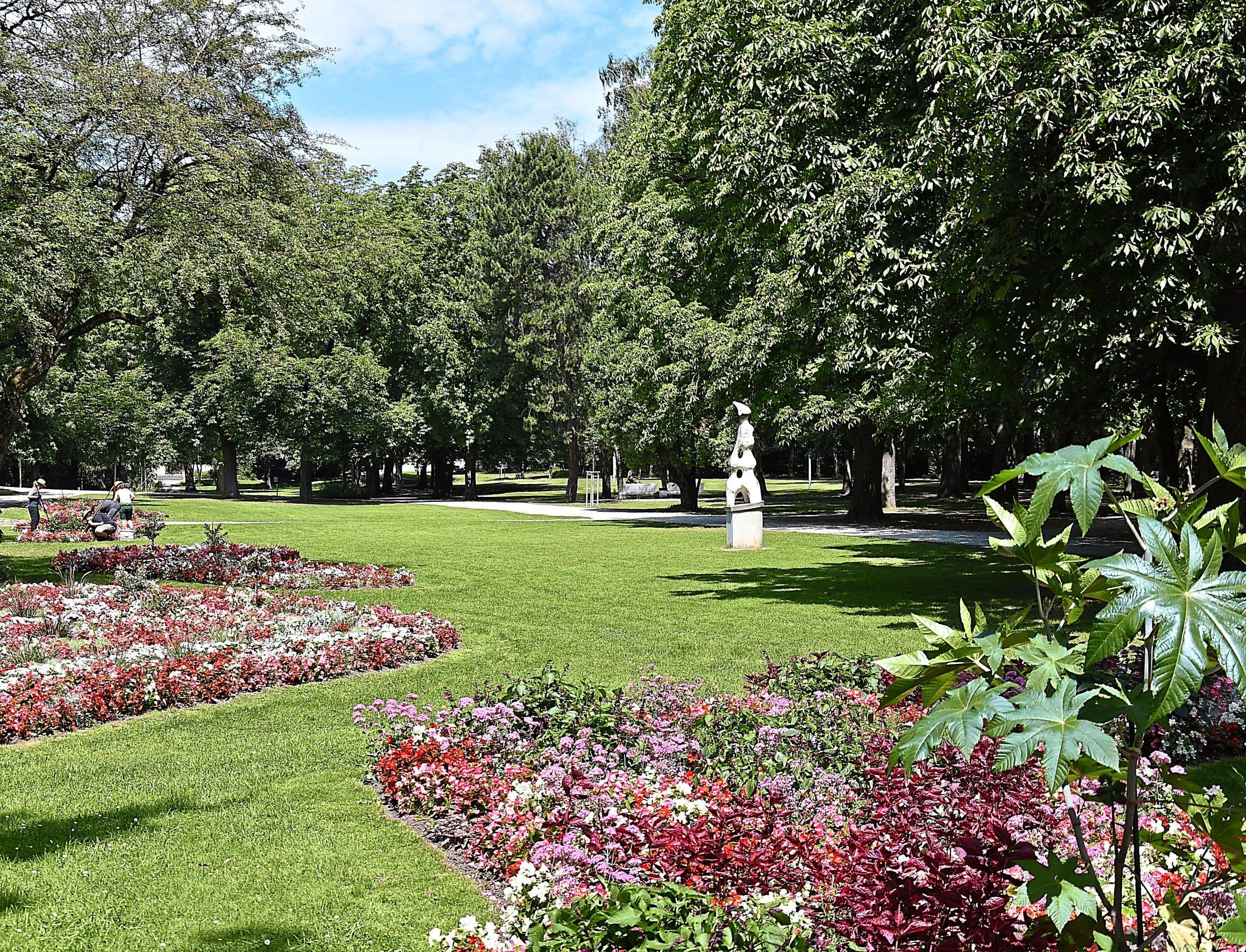Direkt an der Straße liegt der Park „Schwarzer Weg“. Die Grünanlage ist eine der ältesten dieser Art in Ingolstadt. Sie wurde 1929 angelegt. Fotos: Fahn, Wermter Direkt an der Straße liegt der Park „Schwarzer Weg“. Die Grünanlage ist eine der ältesten dieser Art in Ingolstadt. Sie wurde 1929 angelegt. Fotos: Fahn, Wermter
