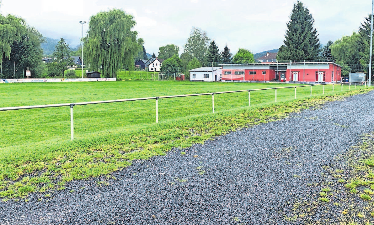Normalerweise würde hier an Ort und Stelle neben und auf dem Sportplatz am Karpfenteich in Bettelhecken an diesem Wochenende der Bär steppen. Aber Corona verhinderte die diesjährige Kerwa. Ein bisschen Normalität, wenn auch mit begrenzter Zuschauerzahl, kehrt am heutigen Samstag ab 17 Uhr auf dem Sportplatz ein, wenn die Germania Sonneberg-West im ersten Saisonspiel der Kreisoberliga auf die SG Sachsenbrunn/Crock trifft. Foto: T. Donau Normalerweise würde hier an Ort und Stelle neben und auf dem Sportplatz am Karpfenteich in Bettelhecken an diesem Wochenende der Bär steppen. Aber Corona verhinderte die diesjährige Kerwa. Ein bisschen Normalität, wenn auch mit begrenzter Zuschauerzahl, kehrt am heutigen Samstag ab 17 Uhr auf dem Sportplatz ein, wenn die Germania Sonneberg-West im ersten Saisonspiel der Kreisoberliga auf die SG Sachsenbrunn/Crock trifft. Foto: T. Donau