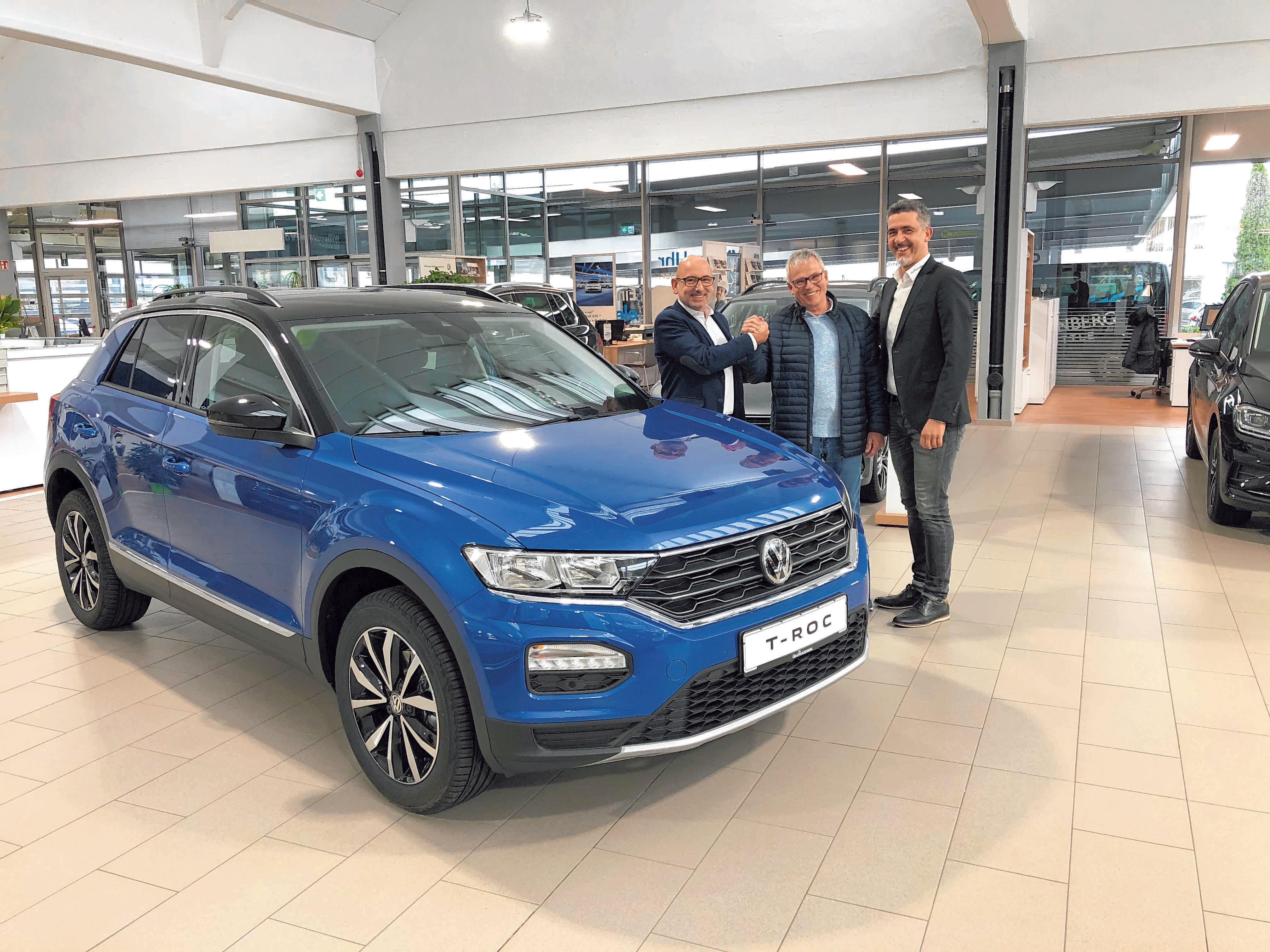 Nach 47 Jahren beim Autohaus Graf Hardenberg in Tuttlingen geht Eduard Ilg (Mitte) in den Ruhestand. Das Bild zeigt ihn mit Geschäftsführer Mark-O. Häfner (l.) und Verkaufsleiter Francesco Milia. FOTOS: AUTOHAUS GRAF HARDENBERG Nach 47 Jahren beim Autohaus Graf Hardenberg in Tuttlingen geht Eduard Ilg (Mitte) in den Ruhestand. Das Bild zeigt ihn mit Geschäftsführer Mark-O. Häfner (l.) und Verkaufsleiter Francesco Milia. FOTOS: AUTOHAUS GRAF HARDENBERG