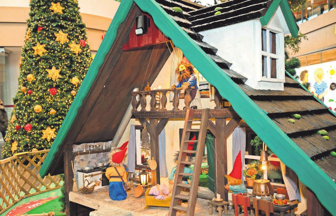Der Bad Schwartauer Zwergenwald hat eine kleine Dependence in der Mall des LUV Shopping, sehr zur Freude der Familien, die den kleinen Wichteln bei ihrem munteren Treiben zuschauen können. Fotos: Anja Hötzsch Der Bad Schwartauer Zwergenwald hat eine kleine Dependence in der Mall des LUV Shopping, sehr zur Freude der Familien, die den kleinen Wichteln bei ihrem munteren Treiben zuschauen können. Fotos: Anja Hötzsch