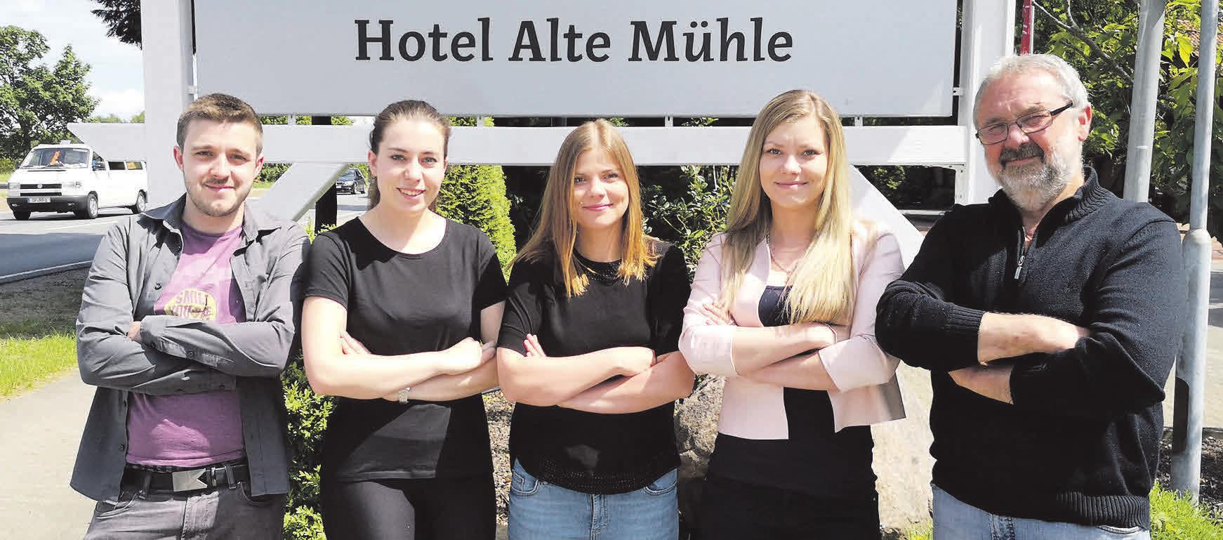 Stellen sich der Herausforderung (v. l.): Sebastian Heibel, Anais Romero, Sarah Krivenok, Stepanka Bibrova, Janusz Traczyk. Foto: privat Stellen sich der Herausforderung (v. l.): Sebastian Heibel, Anais Romero, Sarah Krivenok, Stepanka Bibrova, Janusz Traczyk. Foto: privat