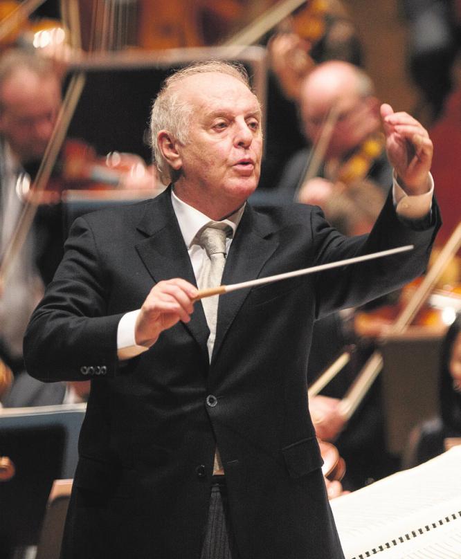 Am 30. Dezember 1991 gab Daniel Barenboim (u.) sein erstes Konzert als Chefdirigent der Staatskapelle Berlin. FOTO: HOLGER KETTNER (2) Am 30. Dezember 1991 gab Daniel Barenboim (u.) sein erstes Konzert als Chefdirigent der Staatskapelle Berlin. FOTO: HOLGER KETTNER (2)
