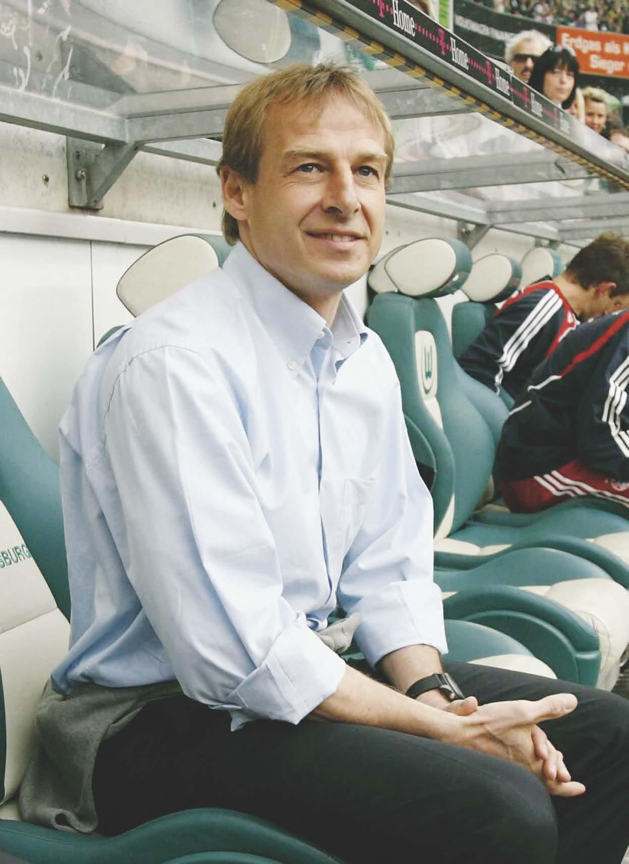 Jürgen Klinsmann kurz vor dem Anpfiff in Wolfsburg.