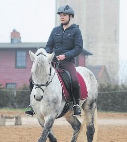 Lara Gese vom Reitverein Laucha sicherte sich den Titel bei der Kreismeisterschaftim Dressurreiten. FOTO: ANDREAS LÖFFLER Lara Gese vom Reitverein Laucha sicherte sich den Titel bei der Kreismeisterschaftim Dressurreiten. FOTO: ANDREAS LÖFFLER