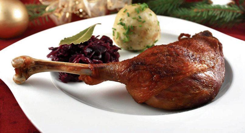 Der Klassiker: Knusprige Gans serviert mit Rotkohl und Knödel.