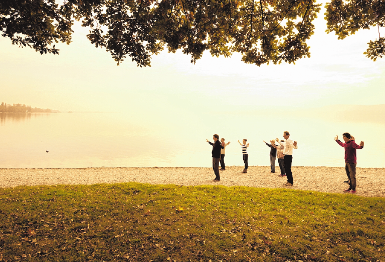 Mit Qigong am Bodenseeufer den neuen Tag begrüßen. FOTO: TSR GMBH KUHNLEKNADLER Mit Qigong am Bodenseeufer den neuen Tag begrüßen. FOTO: TSR GMBH KUHNLEKNADLER