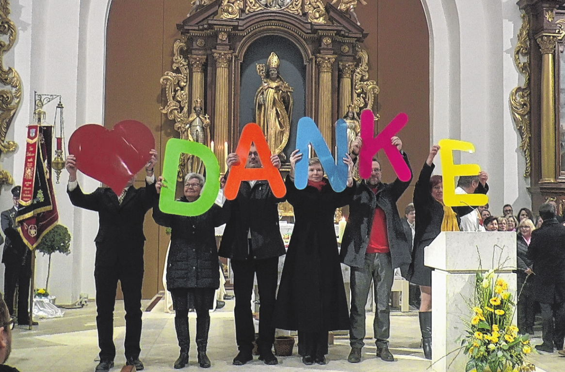 Die Kirchenverwaltung sagte "Danke" an alle, die bei der Renovierung mitgewirkt hatten. Die Kirchenverwaltung sagte "Danke" an alle, die bei der Renovierung mitgewirkt hatten.