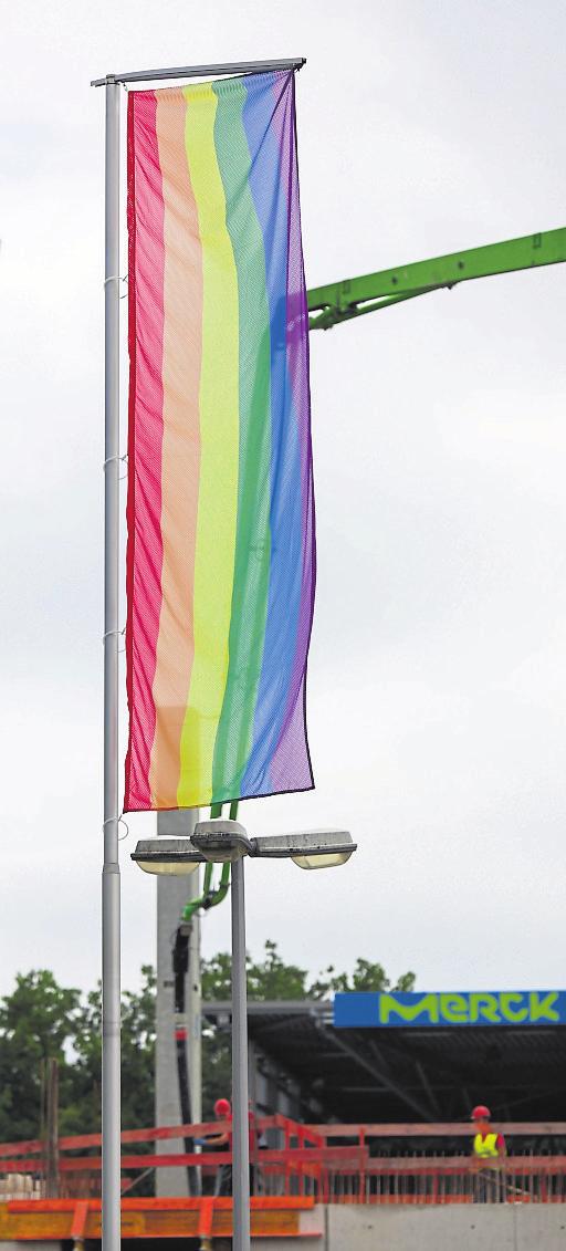 Einsatz für mehr Toleranz. Am Stadion wehten kürzlich Regenbogenfarben als Protest gegen die ungarische Regierung. Fotos: Guido Schiek Einsatz für mehr Toleranz. Am Stadion wehten kürzlich Regenbogenfarben als Protest gegen die ungarische Regierung. Fotos: Guido Schiek