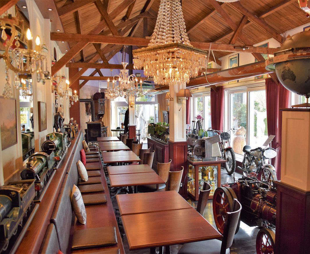 Ganz links: Die neu gestaltete „Büssinghalle“, in der man seit heute fein à la carte essen kann – umgeben von historischen Exponaten und einem schönen Blick auf die „AmmerTerrasse“.