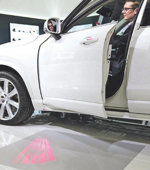 Noch Zukunftsmusik: Autotüren, die sich selbsttätig öffnen und dabei den Verkehr beobachten. Foto: Brose/mi Noch Zukunftsmusik: Autotüren, die sich selbsttätig öffnen und dabei den Verkehr beobachten. Foto: Brose/mi