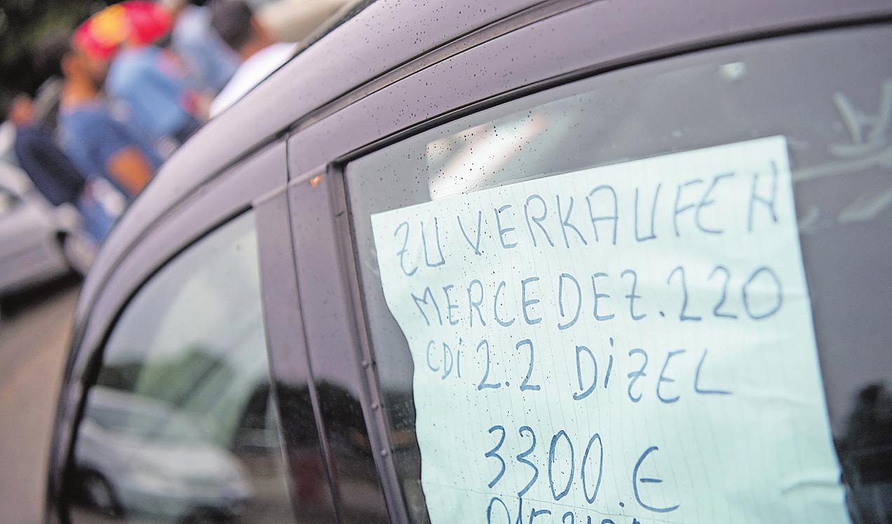 Geht auch professioneller: Wer sein Fahrzeug erfolgreich verkaufen möchte, gestaltet sein Angebot lieber mit etwas mehr Sorgfalt. FOTO: MARIJANMURAT/DPA Geht auch professioneller: Wer sein Fahrzeug erfolgreich verkaufen möchte, gestaltet sein Angebot lieber mit etwas mehr Sorgfalt. FOTO: MARIJANMURAT/DPA