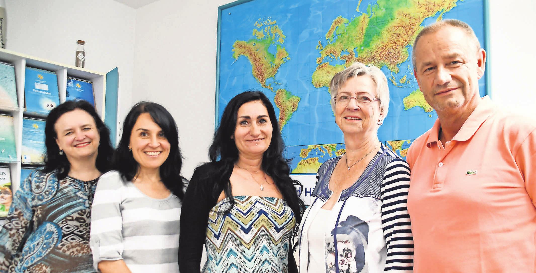 André Belwan, Karin Kruse, Seja Ademovic, Mariyana Belwan und Sylvia Jeschonnek (v.r.n.l.) sowie zwei weitere Mitarbeiter zählen zum Team des bekannten Reisebüros. André Belwan, Karin Kruse, Seja Ademovic, Mariyana Belwan und Sylvia Jeschonnek (v.r.n.l.) sowie zwei weitere Mitarbeiter zählen zum Team des bekannten Reisebüros.