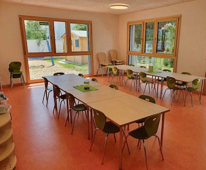 Hell und viel Platz (im Uhrzeigersinn): Die Außenansicht des Kindergartens, die sanitären Anlagen mit Rittertüren, der Bewegungsraum, der Speisesaal „Burg Bistro“ genannt und ein Gruppenraum. Hell und viel Platz (im Uhrzeigersinn): Die Außenansicht des Kindergartens, die sanitären Anlagen mit Rittertüren, der Bewegungsraum, der Speisesaal „Burg Bistro“ genannt und ein Gruppenraum.