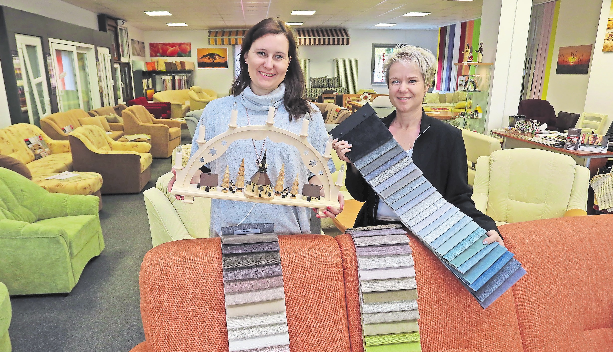 Handwerk aus dem Erzgebirge: Peggy Wede (links) und Peggy Riedel präsentieren Polstermöbel und Schwibbogen. Foto: André Kempner Handwerk aus dem Erzgebirge: Peggy Wede (links) und Peggy Riedel präsentieren Polstermöbel und Schwibbogen. Foto: André Kempner