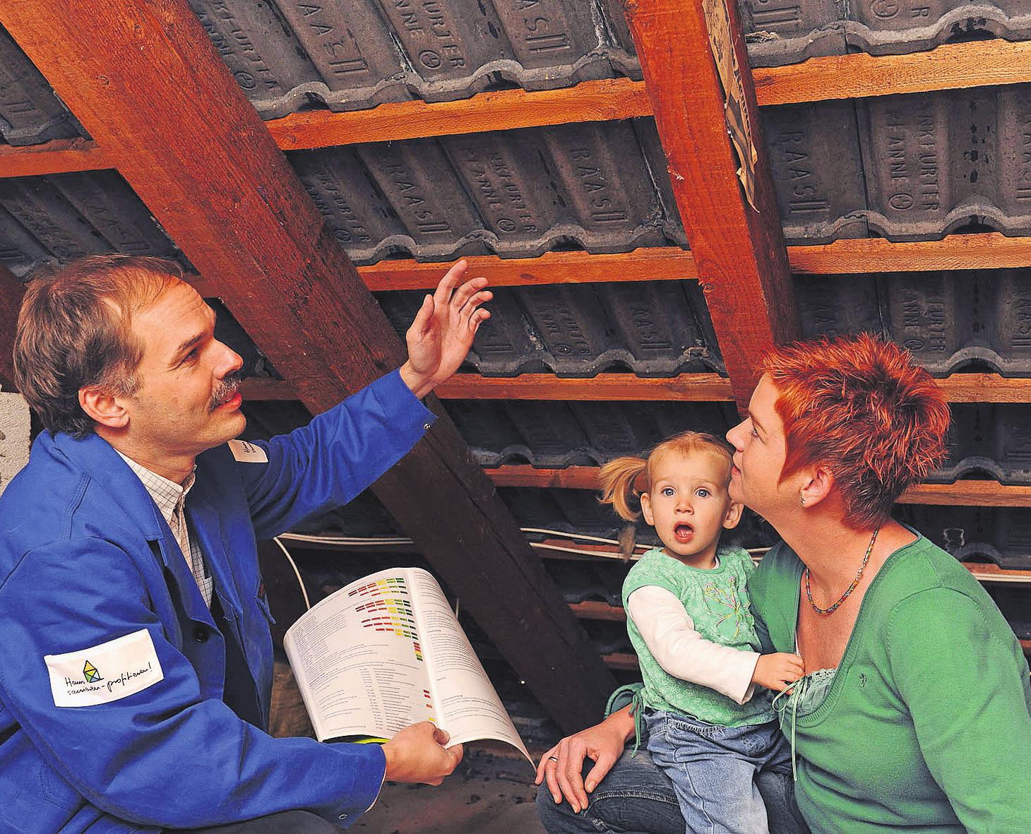 Wichtige Bauteile wie das Dach sollten Hausbesitzer regelmäßig kontrollieren. Foto: djd/Bauherren-Schutzbund Wichtige Bauteile wie das Dach sollten Hausbesitzer regelmäßig kontrollieren. Foto: djd/Bauherren-Schutzbund