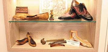 An die Anfänge des Schusterhandwerks erinnert dieser Schaukasten im Geschäft von Orthopädie-Schuhtechnik. An die Anfänge des Schusterhandwerks erinnert dieser Schaukasten im Geschäft von Orthopädie-Schuhtechnik.
