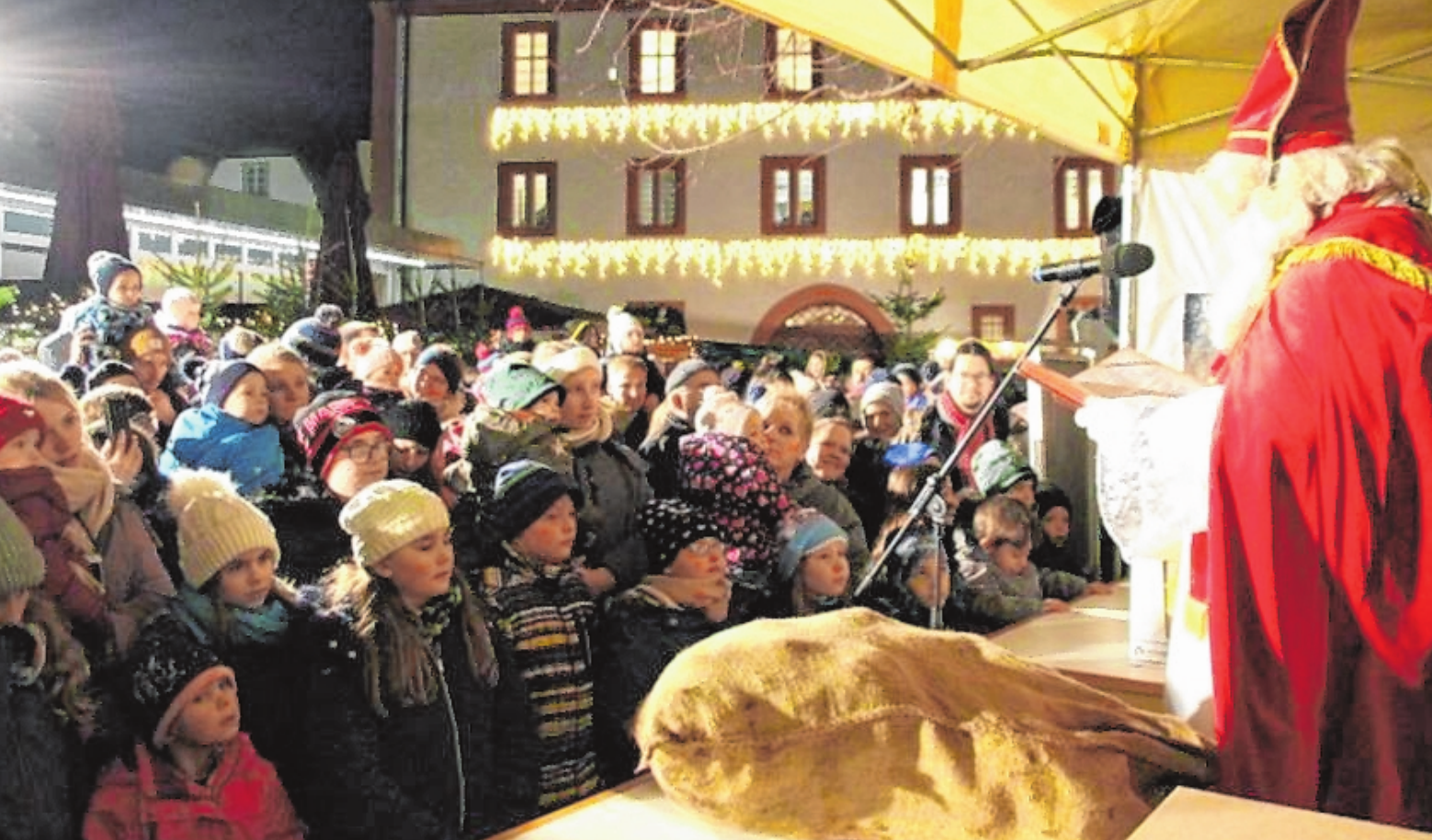Highlight für die kleinsten Gäste: Der Besuch des Nikolauses. FOTO: STEFAN GÖB Highlight für die kleinsten Gäste: Der Besuch des Nikolauses. FOTO: STEFAN GÖB