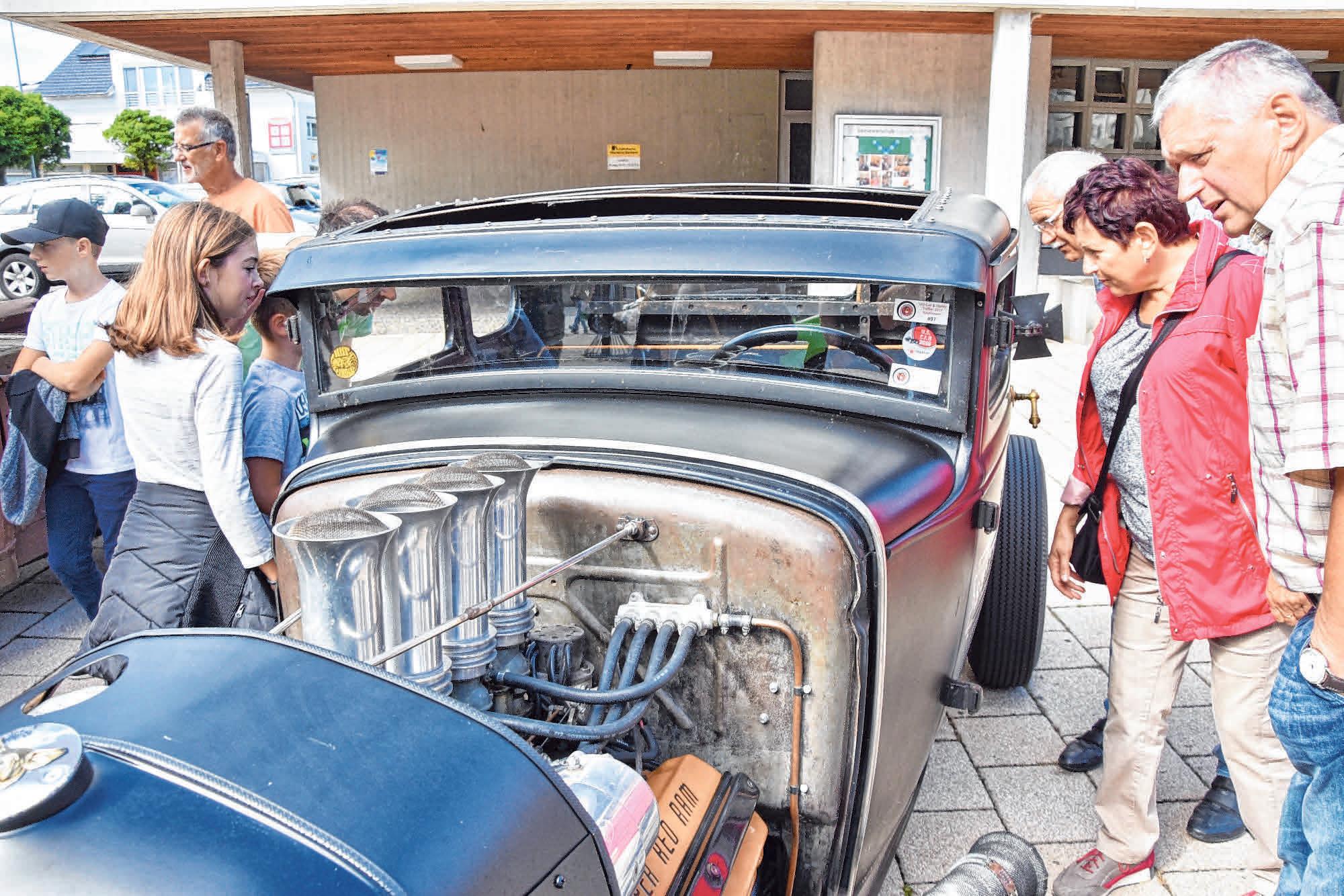 Manch einer staunt über das Innenleben des Oldtimers. FOTO: PRIES Manch einer staunt über das Innenleben des Oldtimers. FOTO: PRIES