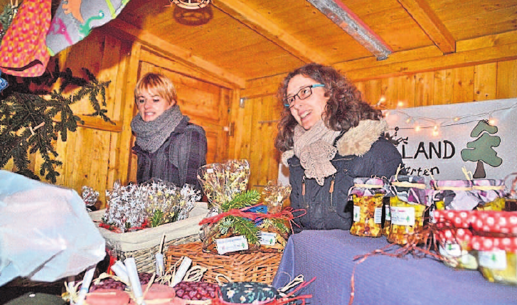 Der Weihnachtsmarkt an der Christuskirche serviert mit seiner kleinen Budenstadt köstliche Genüsse. Der Weihnachtsmarkt an der Christuskirche serviert mit seiner kleinen Budenstadt köstliche Genüsse.