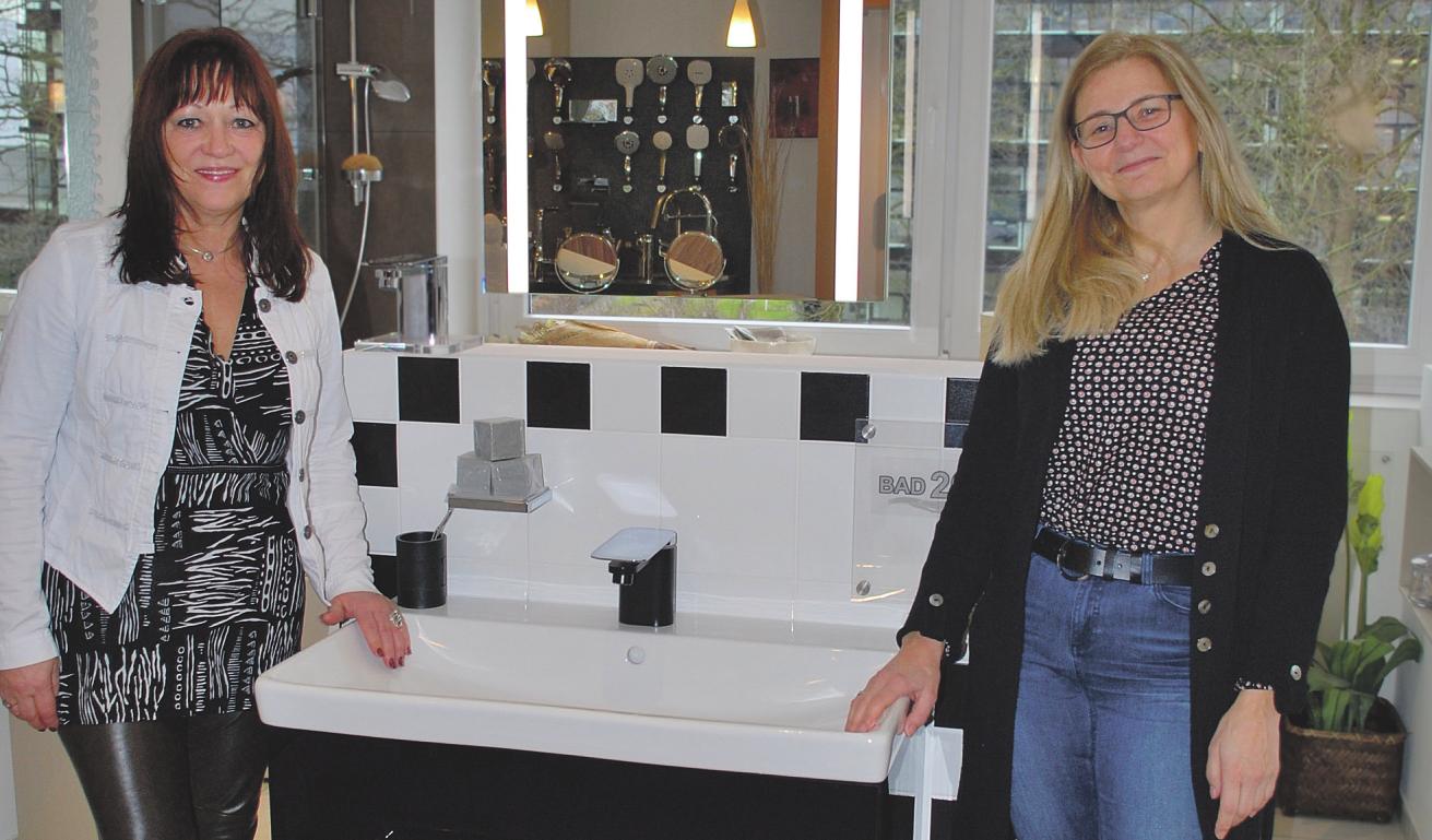 Die Bad-Planerinnen Wally Knappe (links) und Astrid Truls zeigen auch auf der Messe „Rund ums Haus“ in Norderstedt die aktuellen Trends für das Badezimmer, hier zum Beispiel Kombinationen aus Weiß und Schwarz