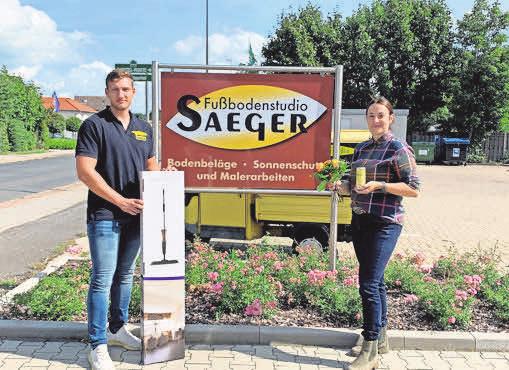 Mel Redeker überreicht den Gewinn an Frau Nunne, die glückliche Gewinnerin. Mel Redeker überreicht den Gewinn an Frau Nunne, die glückliche Gewinnerin.