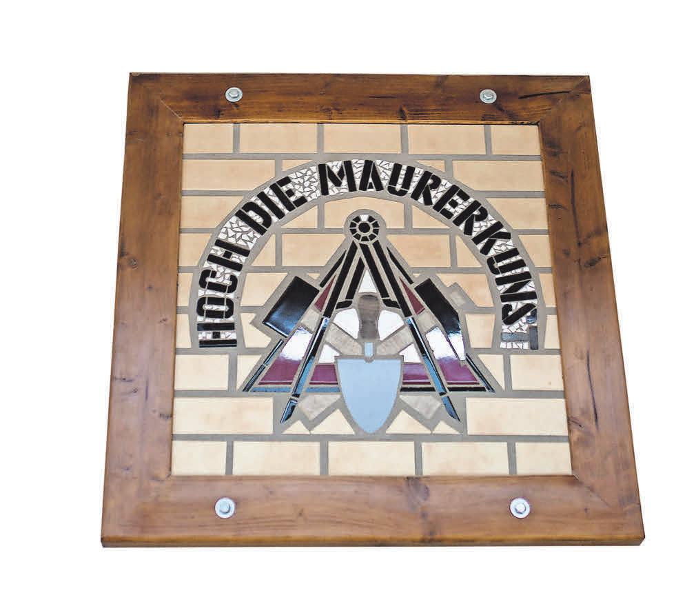 Hier sind Zunftzeichen der Maurer dargestellt: Kelle, Zirkel, Hammer – alles umrahmt von einem Zeichendreieck. Hier sind Zunftzeichen der Maurer dargestellt: Kelle, Zirkel, Hammer – alles umrahmt von einem Zeichendreieck.