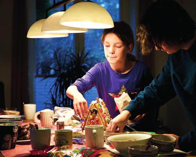 Auch Giana (11) und Maya fertigen kunstvolle Lebkuchen-Meisterwerke Fotos: SOS Kinderdorf