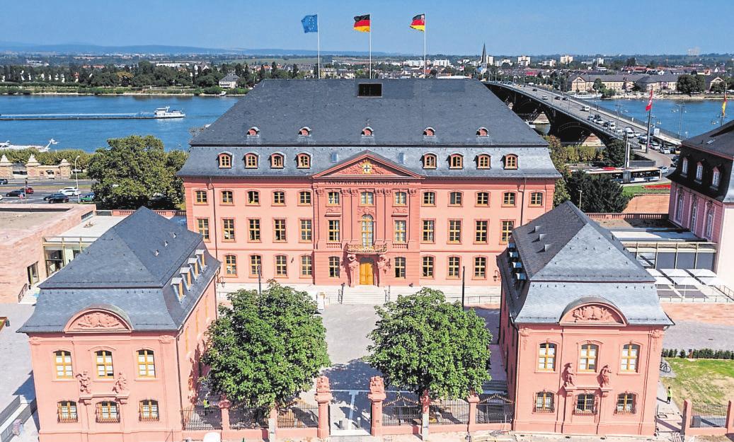 Im rheinland-pfälzischen Landtag gibt es am Rheinland-Pfalz-Tag die Möglichkeit, das Herz der parlamentarischen Demokratie kennenzulernen. Foto: Torsten Silz