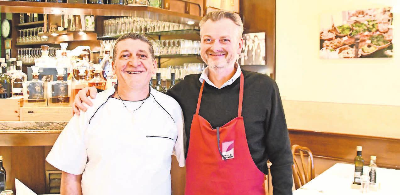 Bei Koch Antonio Gullotto (links) und Da-Vinci-Inhaber Nino Pollicino gibt es apulische Burratina – einen cremigen Mozzarella aus Büffelund Kuhmilch. Bei Koch Antonio Gullotto (links) und Da-Vinci-Inhaber Nino Pollicino gibt es apulische Burratina – einen cremigen Mozzarella aus Büffelund Kuhmilch.