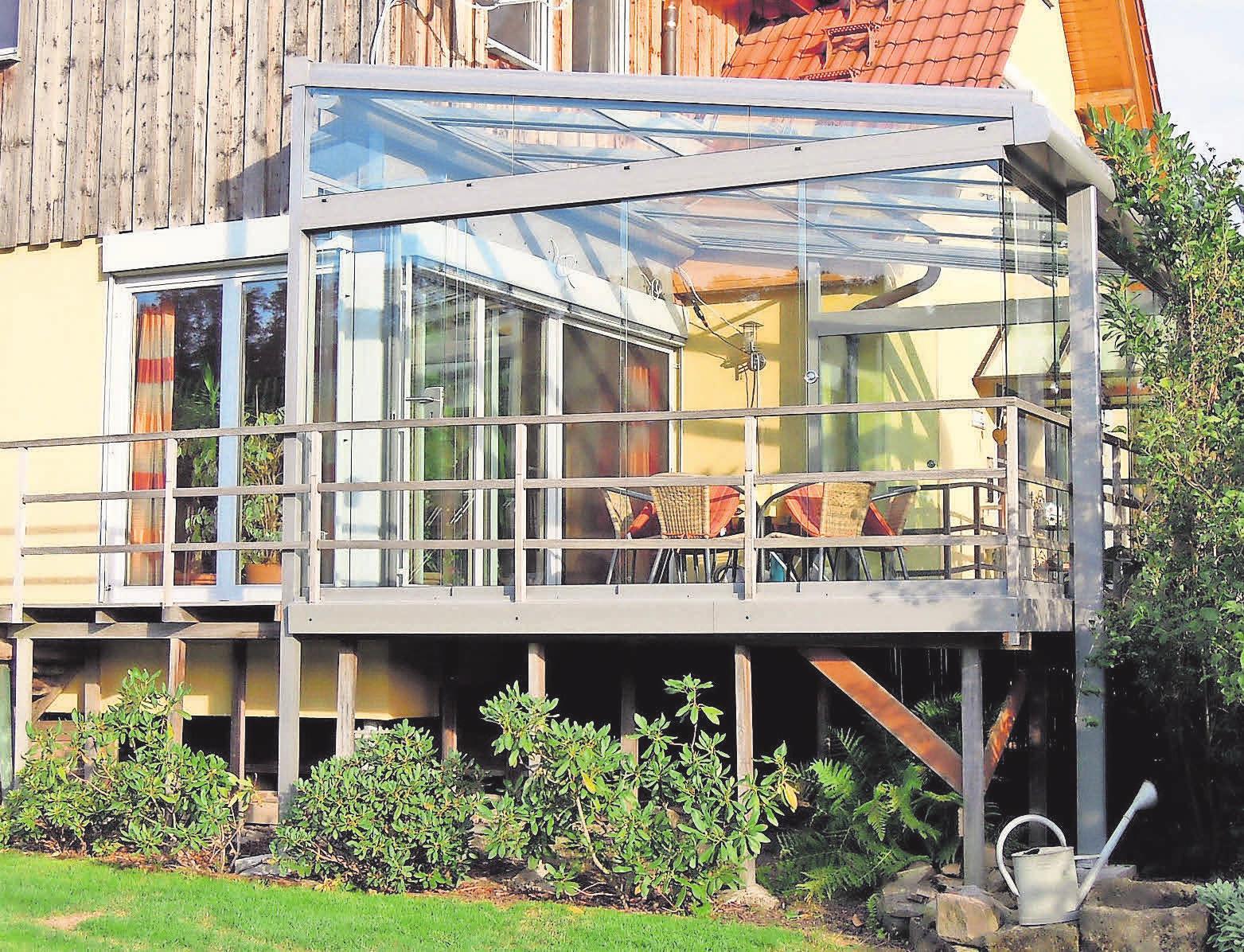 Ein Sommerdach bietet unbegrenzte Gestaltungsmöglichkeiten und einen wettergeschützten Platz im Freien. Ein Sommerdach bietet unbegrenzte Gestaltungsmöglichkeiten und einen wettergeschützten Platz im Freien.