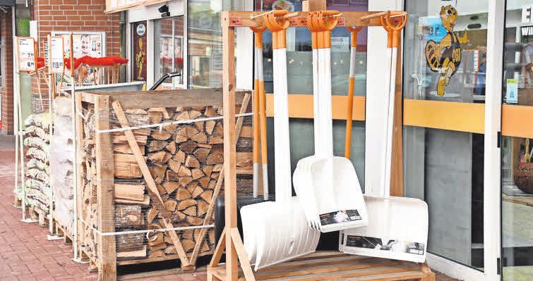 Das Einkaufszentrum bietet zurzeit auch hochwertiges Kaminholz und Schneeschieber für den Winter an. Das Einkaufszentrum bietet zurzeit auch hochwertiges Kaminholz und Schneeschieber für den Winter an.