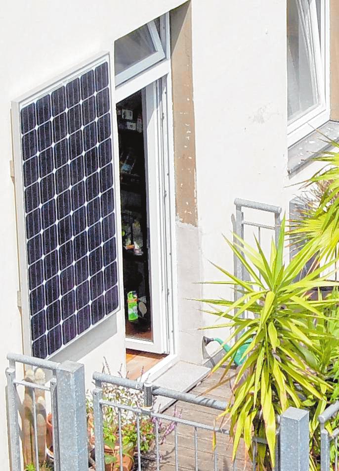 Auch Mieter von Wohnungen haben die Möglichkeit, Mini-Solarstromanlagen auf dem Balkon anzubringen. Auch Mieter von Wohnungen haben die Möglichkeit, Mini-Solarstromanlagen auf dem Balkon anzubringen.