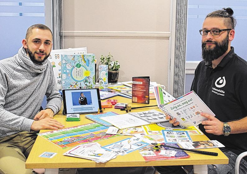 Kevin Lukas (links) und Daniel Krasper arbeiten bei der Lebenshilfe Ostfalen mit sprachlichen Beeinträchtigungen. Foto: Carina Bosse Kevin Lukas (links) und Daniel Krasper arbeiten bei der Lebenshilfe Ostfalen mit sprachlichen Beeinträchtigungen. Foto: Carina Bosse